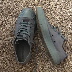 Size 7 Women’s Converse Shoe